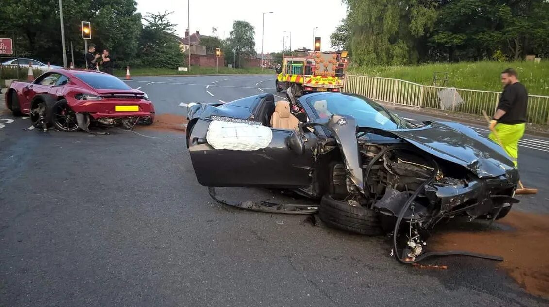 Ferrari 458 crash. Разбитая Панамера Порше. Разбитые дорогие авто.