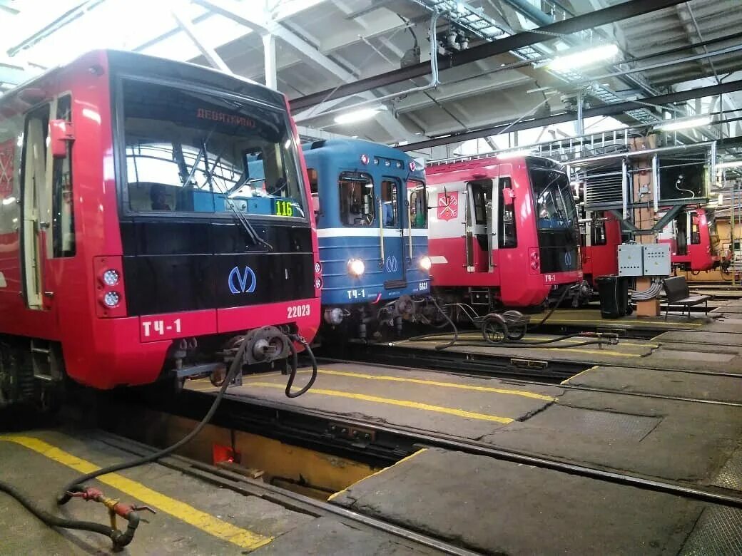 Метрополитен 2020 санкт-петербург вагоны. Поезда метро санкт-петербурга 3 линия. Станция митро. Поезда санкт-петербургского метрополитена. Скорость поезда метро спб.