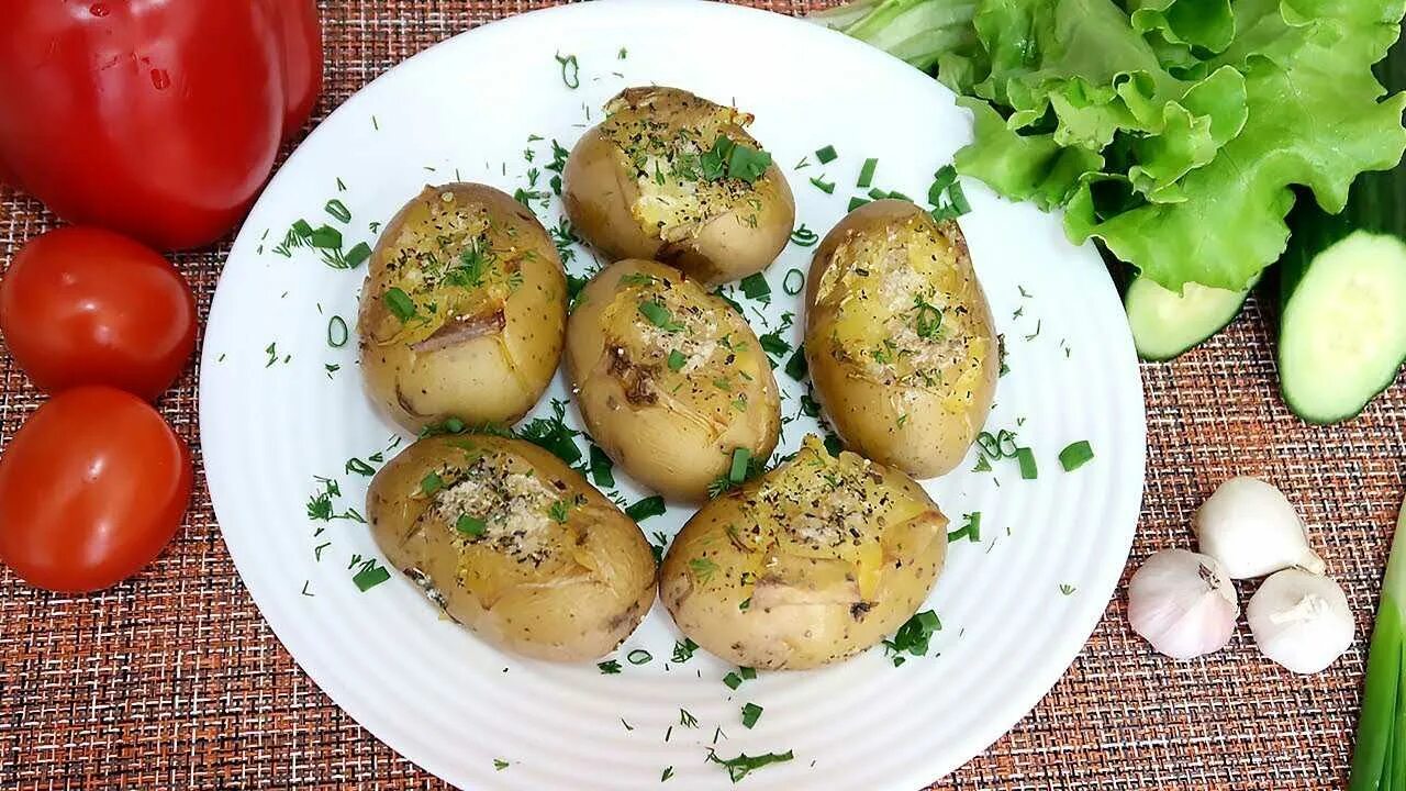 Картофель в духовке с чесноком и зеленью. Картофель в мундире. картофель с чесноком. картошка в мундире с чесноком. печеный картофель.