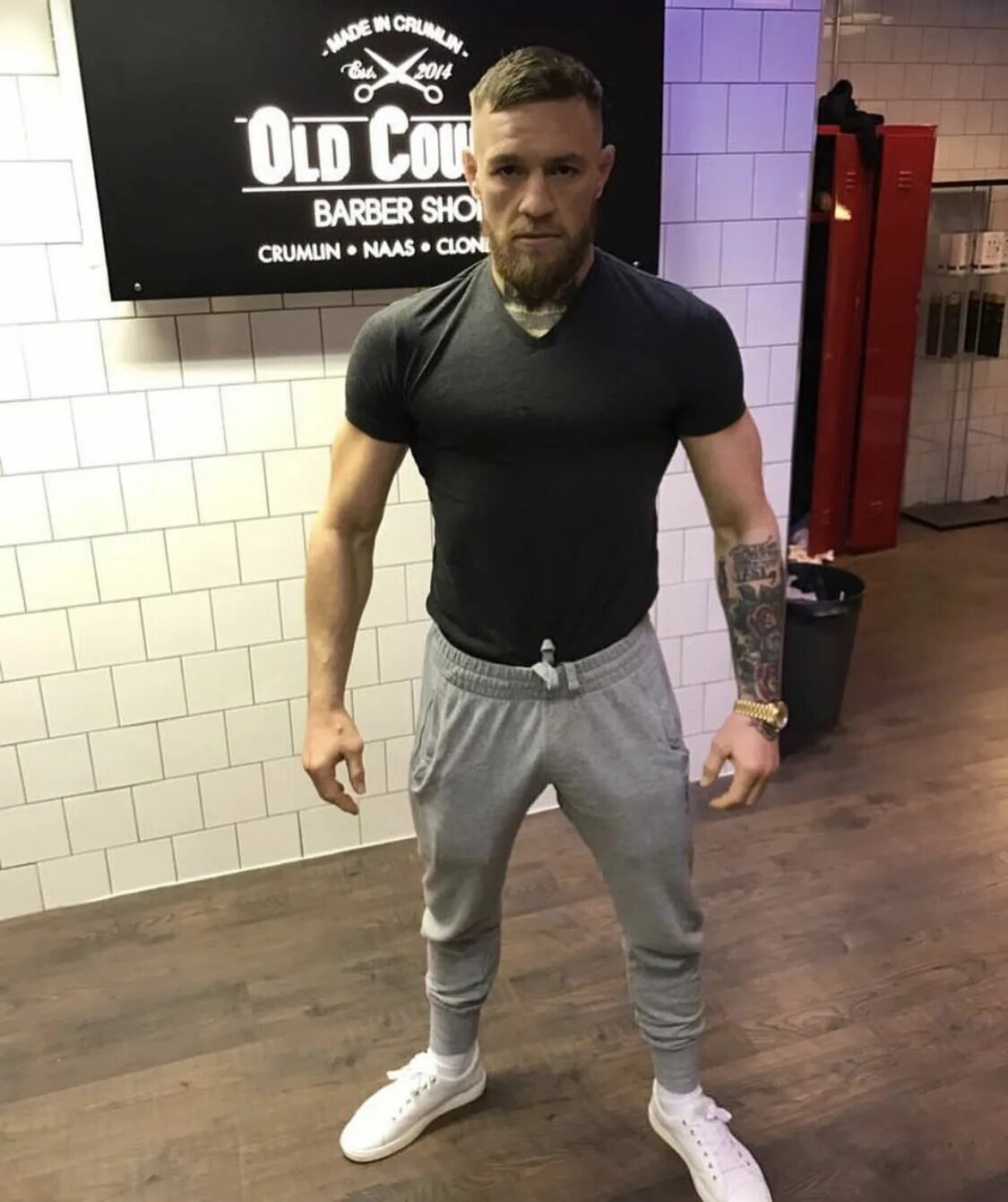 Mcgregor одежда. Connor mcgregor стиль. конор макгрегор в спортивках. конор макгрегор в спортивной одежде. конор макгрегор в брюках.