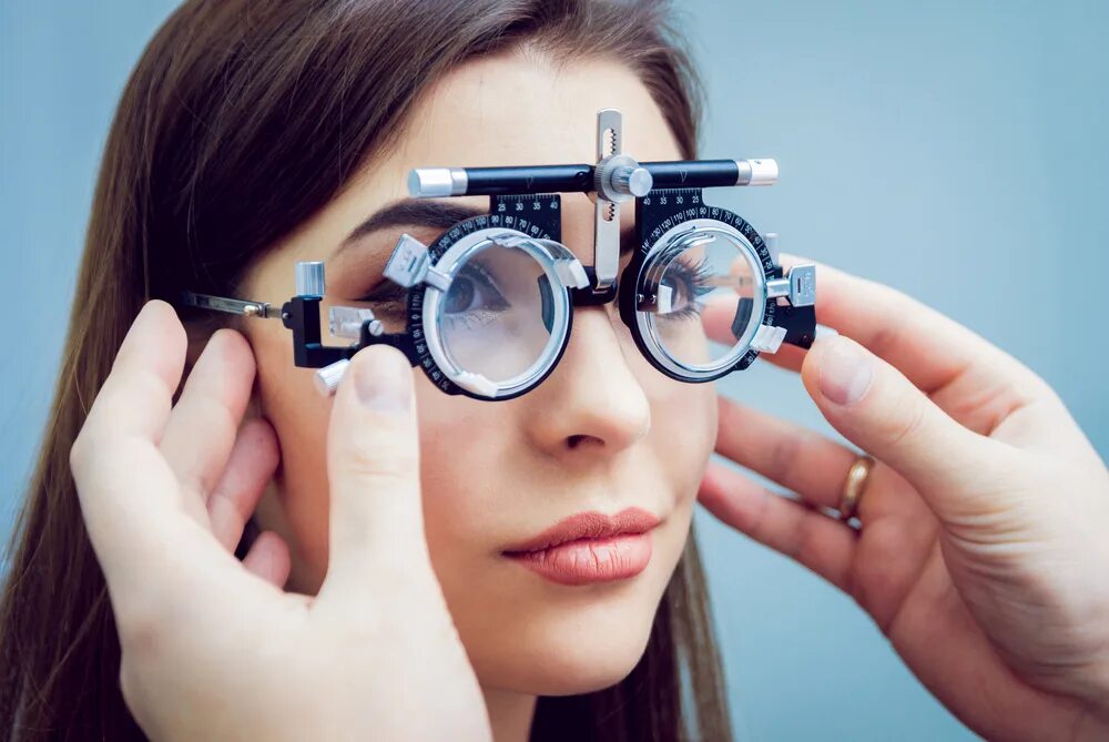 Принадлежности окулиста. Очки для проверки зрения. Очки медицинские для проверки зрения. Детский аппарат для проверкиизрени.