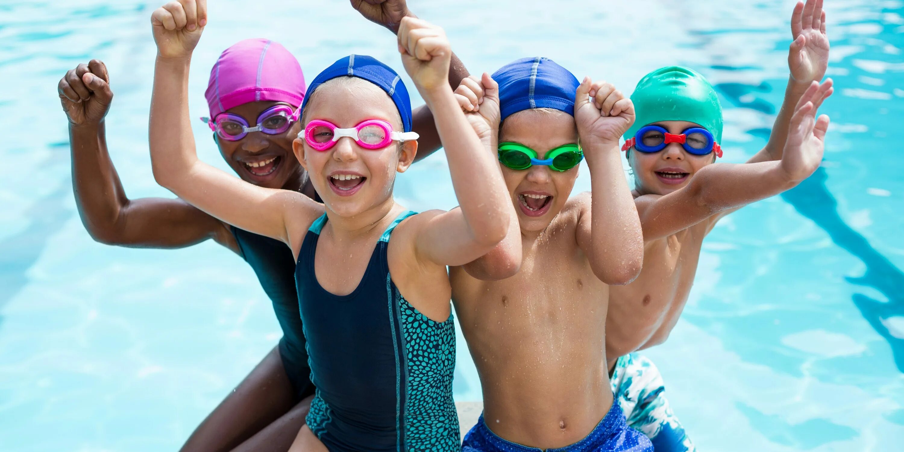 The children are swimming. Плавание дети. Дети пловцы. Детское плавание в бассейне. Плавание дети лето.