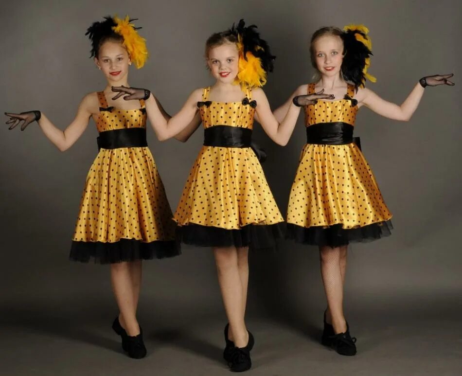 Костюмы для детей омск. Костюмы для детей омск. Костюмы для эстрадных танцев для детей. Детский ансамбль в разноцветных костюмах. Костюм для финской польки.