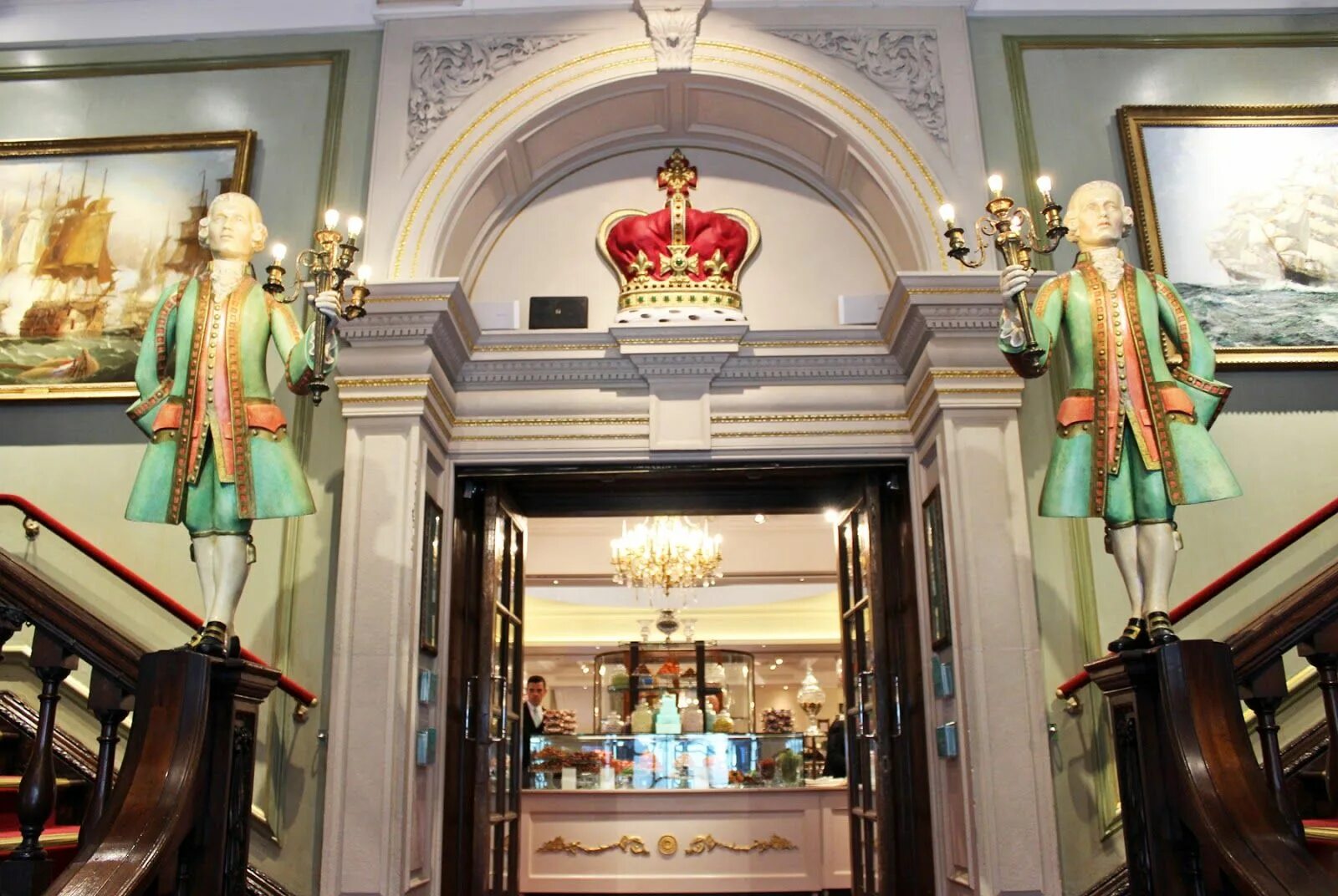 Магазин чая в Лондоне Fortnum Mason. Лондон магазин Фортнум и Мейсон. Универмаг и Мейсон Лондон. Часы Fortnum Mason. There are shops in london