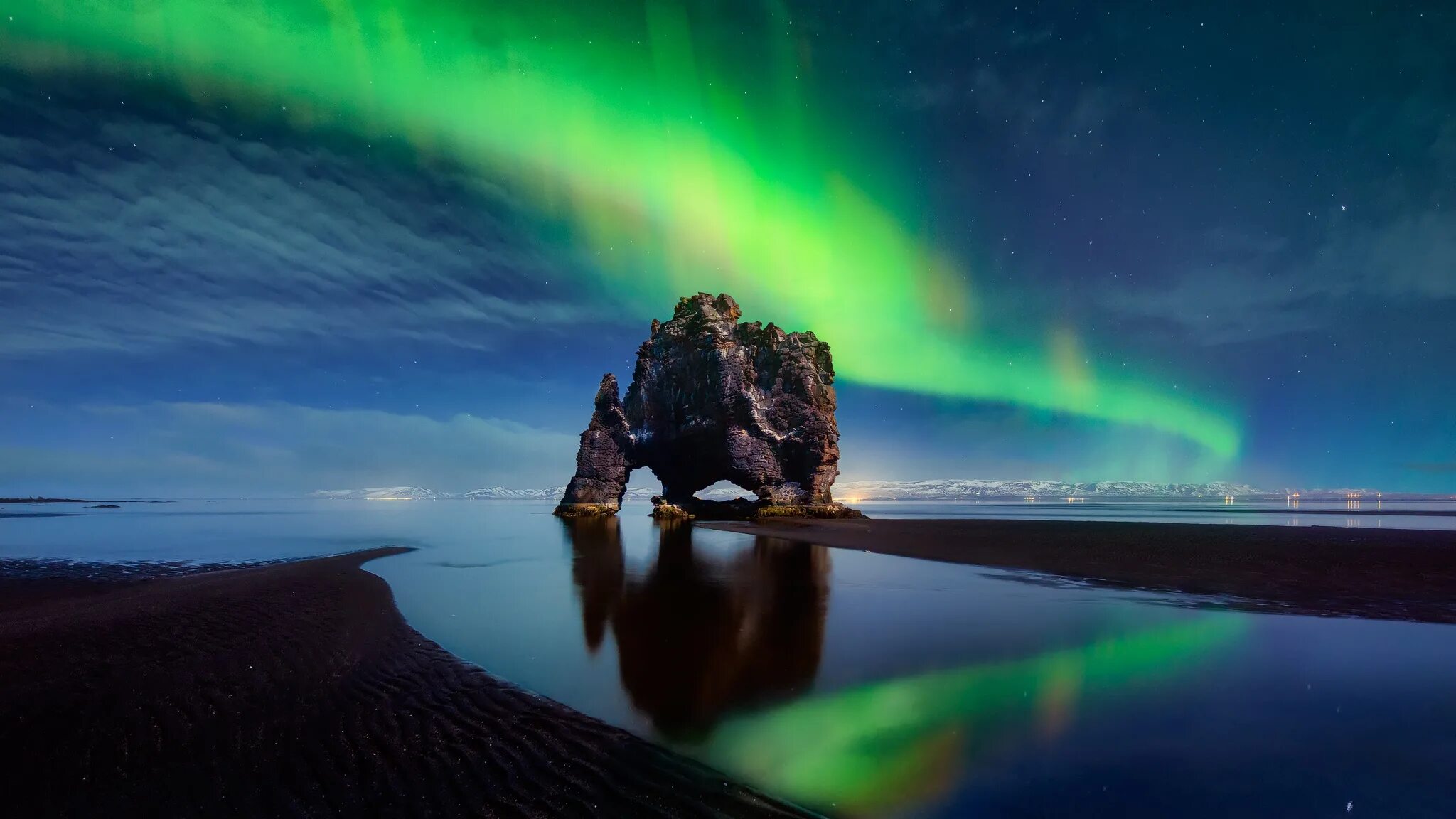 Night on earth in scotland. Ночное небо. Северное сияние в шотландии. Великобритания, шотландия, замок килчурн,. Night on earth in scotland.