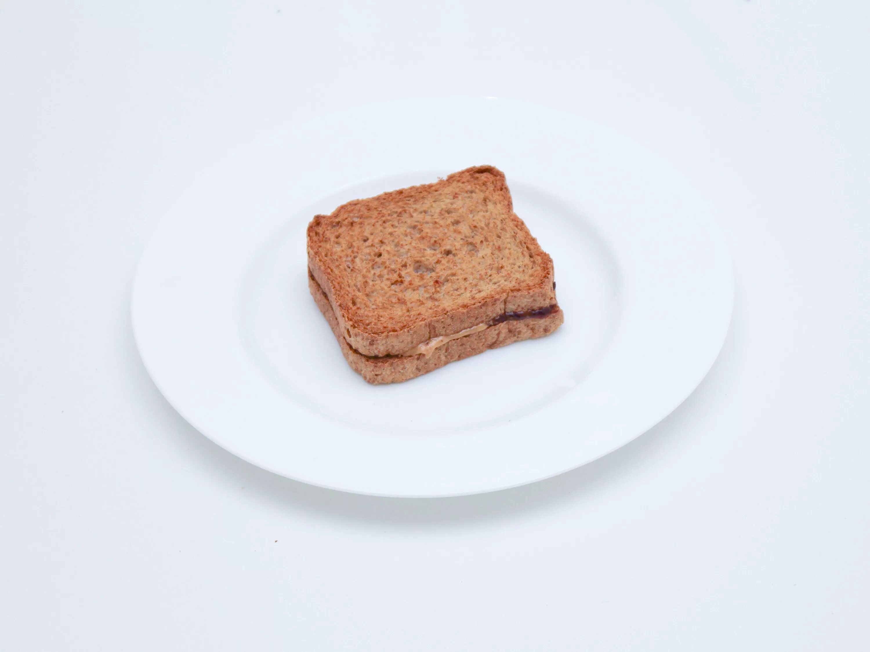 Дай кусочек хлеба. Кусок хлеба на тарелке. Маленький кусок хлеба. Кусочек хлеба. Небольшие кусочки хлеба.