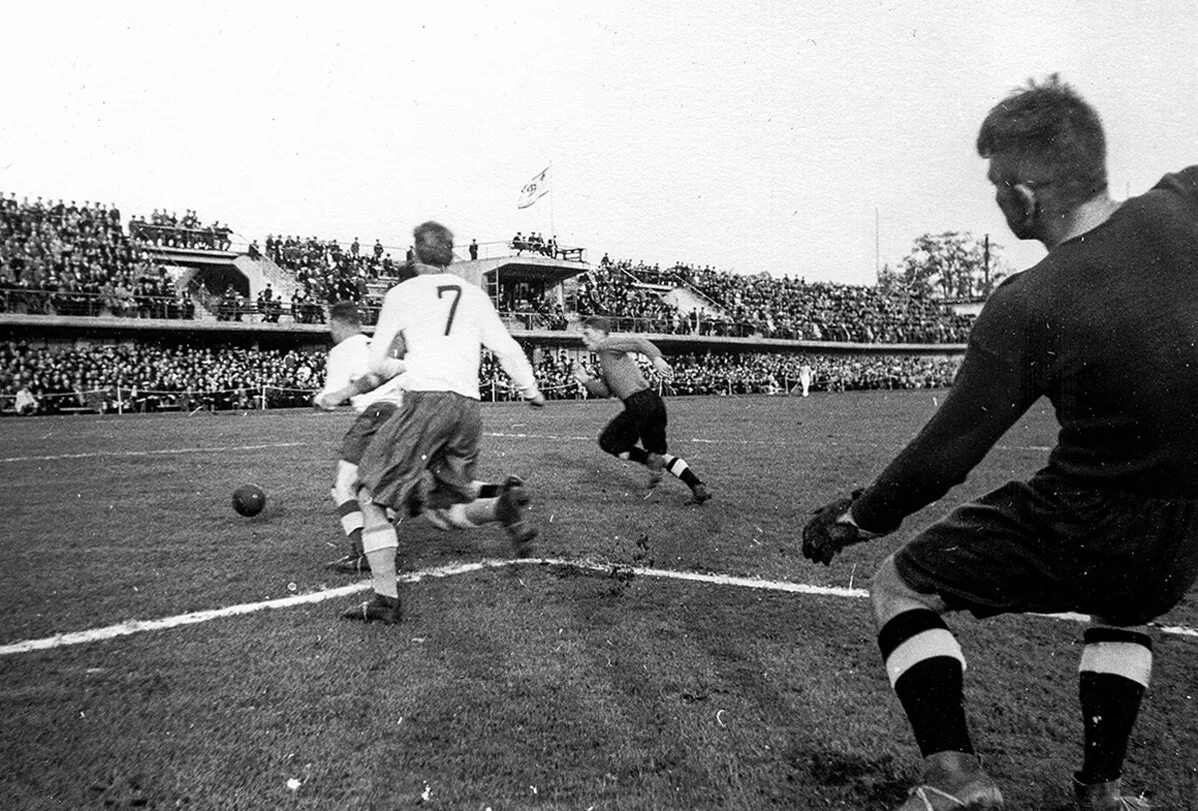 футбольный матч в блокадном ленинграде 1942. 31 мая 1942 года футбольный матч в блокадном ленинграде. ленинград питер матч. стадион динамо ленинград. ленинград питер матч.