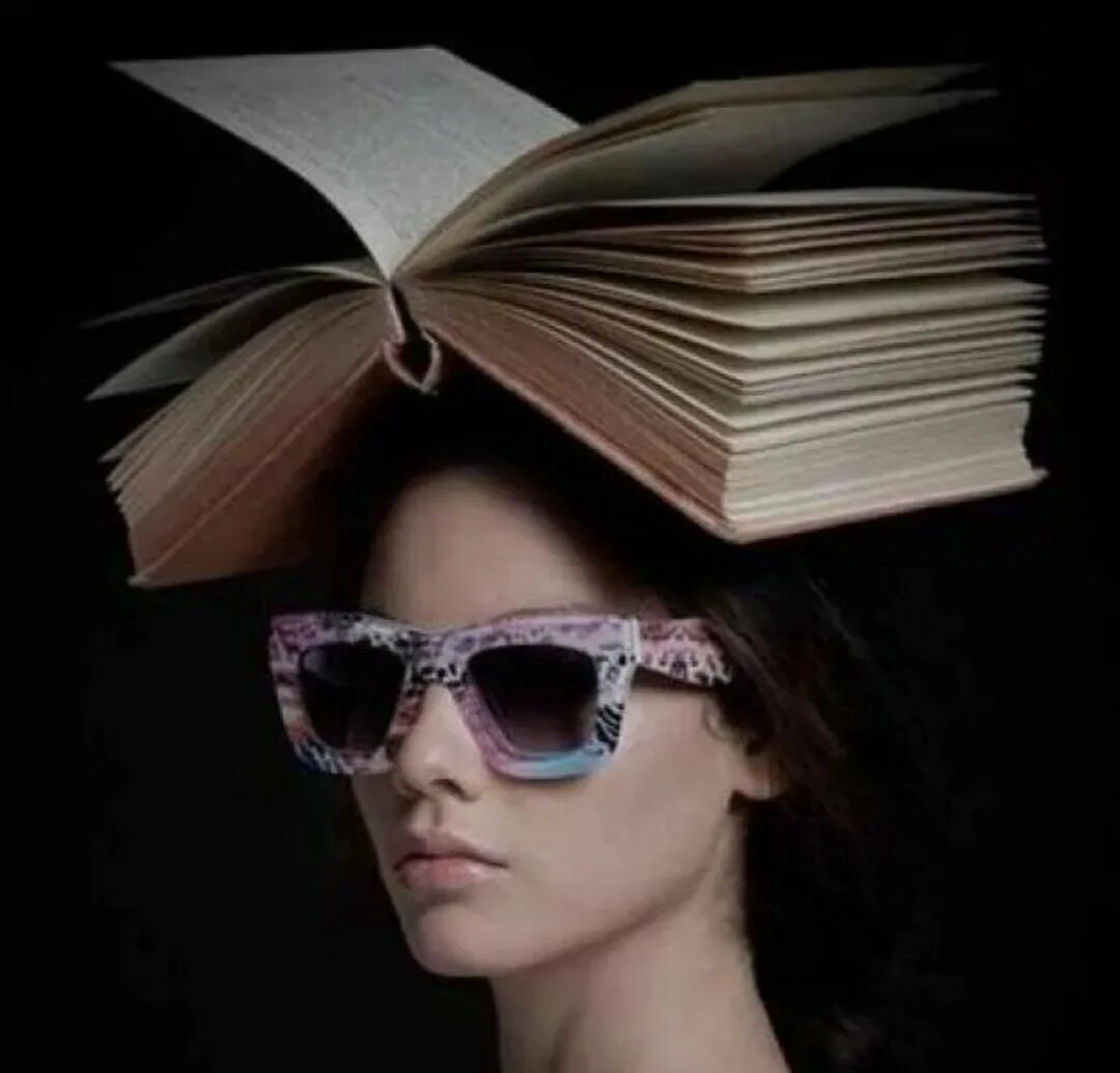 Умная девушка. Умная девушка в очках. Красивая умная девушка. Девушка в очках с книжкой. Покажи красивую умную