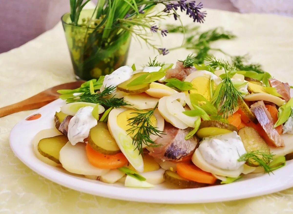 Рецепт салата с селедкой и картофелем. Сельдь с овощами. салат овощной с сельдью. салат из сельди с овощами. салат с копченой селедкой.