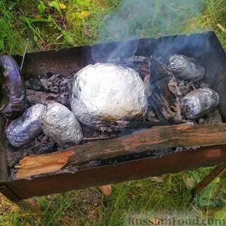 Готовим картошку в фольге на углях