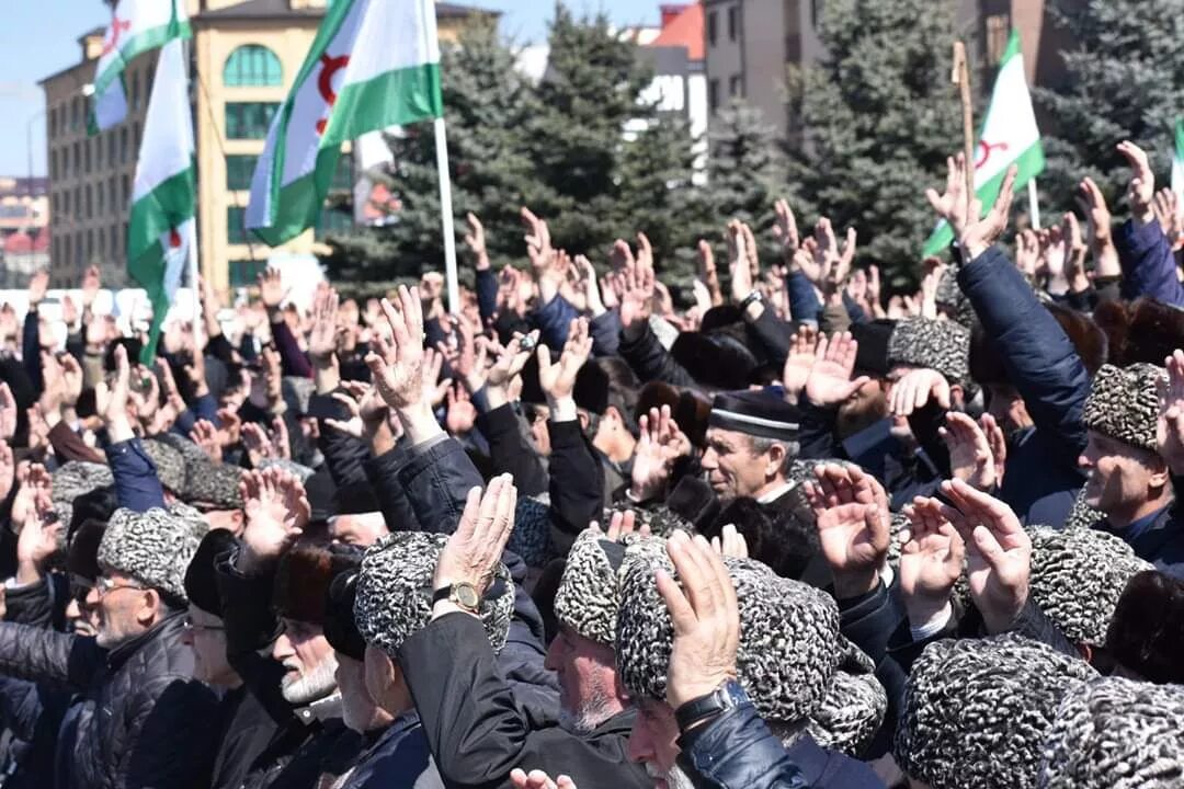 Жизнь в ингушетии. Ингушский митинг. митинг в ингушетии. митинг в магасе. политика ингушетии.