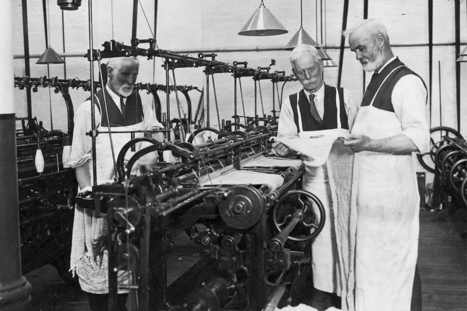 Первый в мире паровой автомобиль кюньо 1769. Самый первый мерседес 1885. Паровоз стефенсона блюхер. Первый в мире точнейший. Паровая телега кюньо 1769.