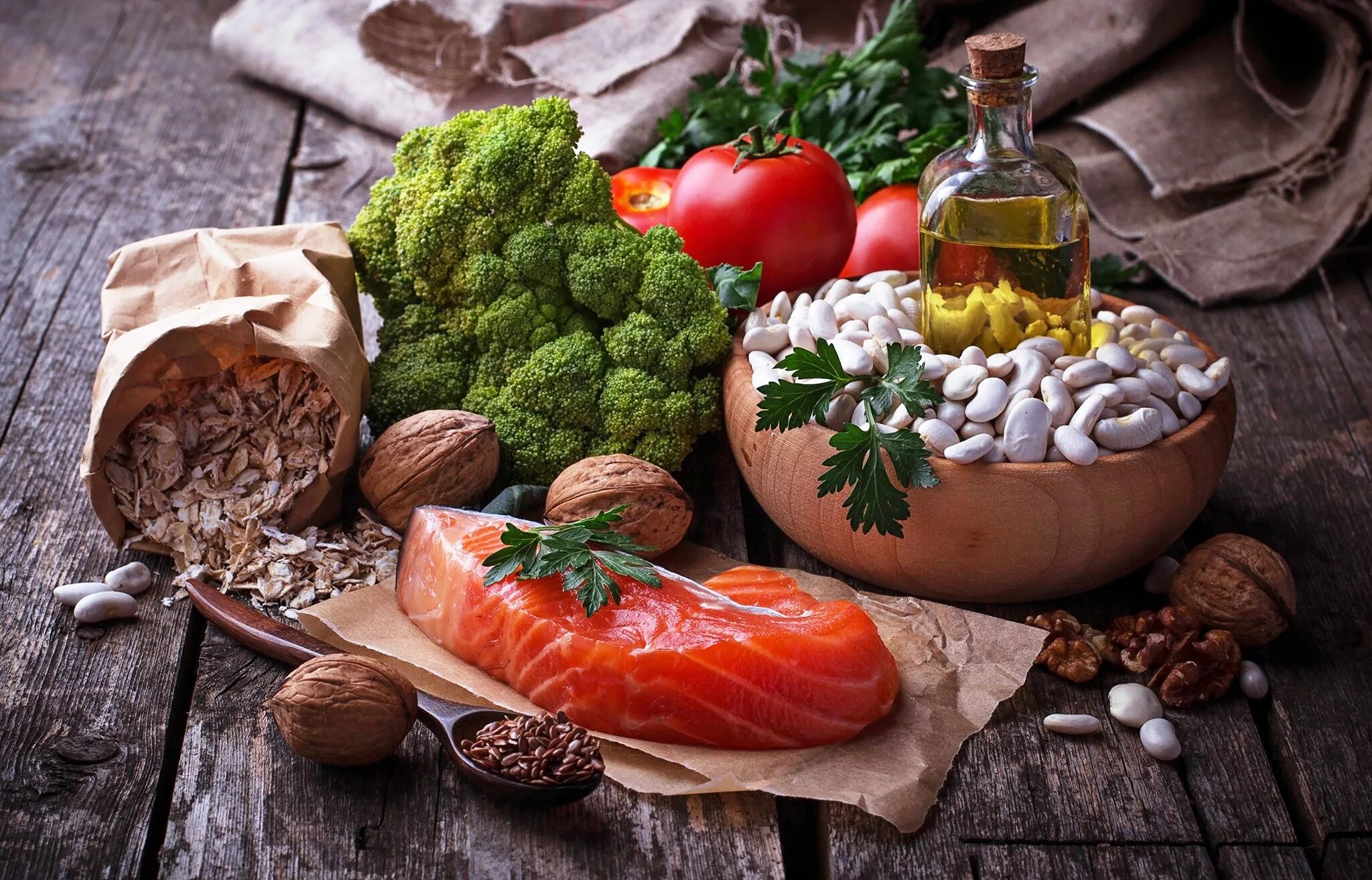 Сбалансированное питание. Здоровая и полезная пища. Орехи и сухофрукты. Правильное питание. Растительная еда.