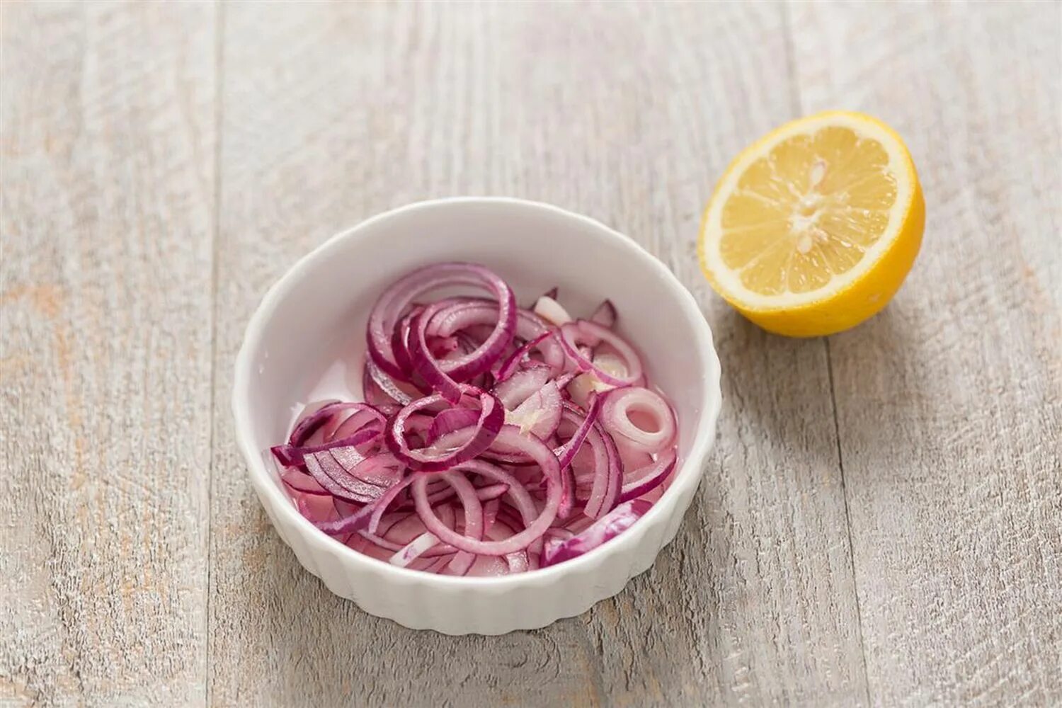 Маринованный лук в уксусе. Салат лук с лимоном. Лимон с чесноком от простуды. Лимон петрушка чеснок. Лук с лимоном.