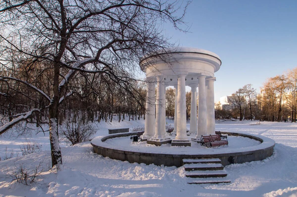 Екатеринбург парки зимой. Ротонда Екатеринбург Харитоновский парк. Ротонда в Харитоновском парке Екатеринбург. Ротонда Харитоновский парк зимой. Харитоновский сад Екатеринбург.