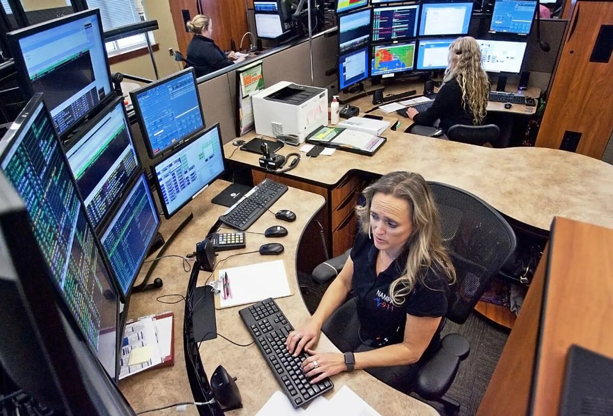 Dp dispatcher bot. Диспетчер 103. компьютерный женский голос. falto dispatcher lux. 911 operator.