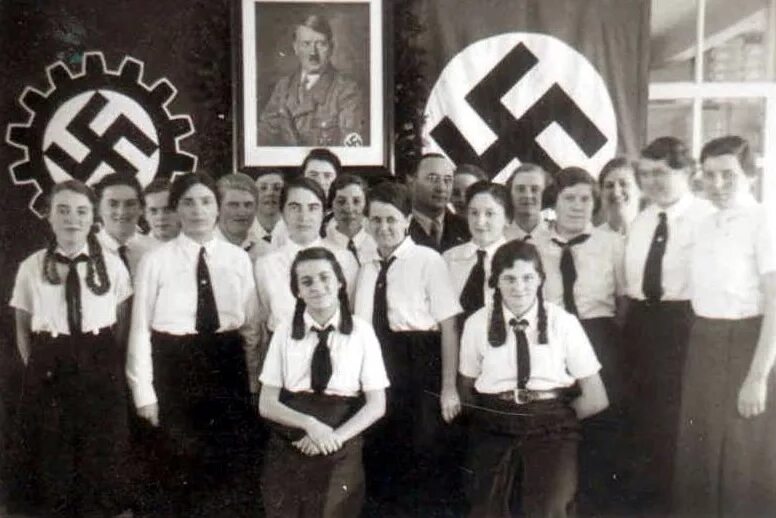 Фашистские школы. Союз немецких женщин третьего рейха дети. Школьная форма в Германии третий Рейх. Гитлерюгенд третьего рейха. Школа в нацистской Германии.
