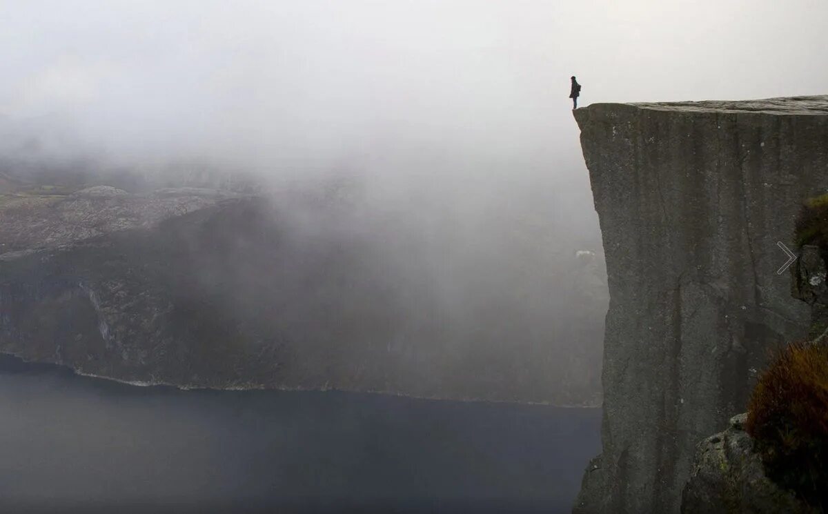 Обрыв темный. Вид со скалы. Скалы в тумане. Скалы ночью. Утес прекестулен норвегия туман.