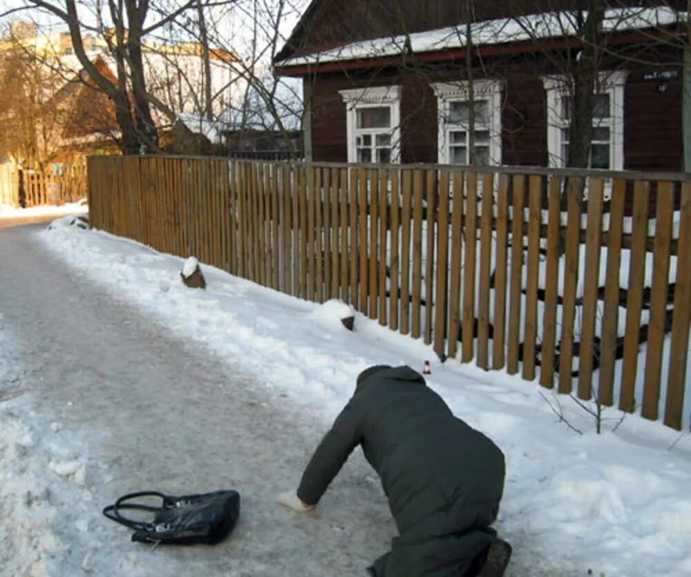 Гололед в деревне. Бабушка на улице зимой. Бабушка снег. Человек в снегу на даче.