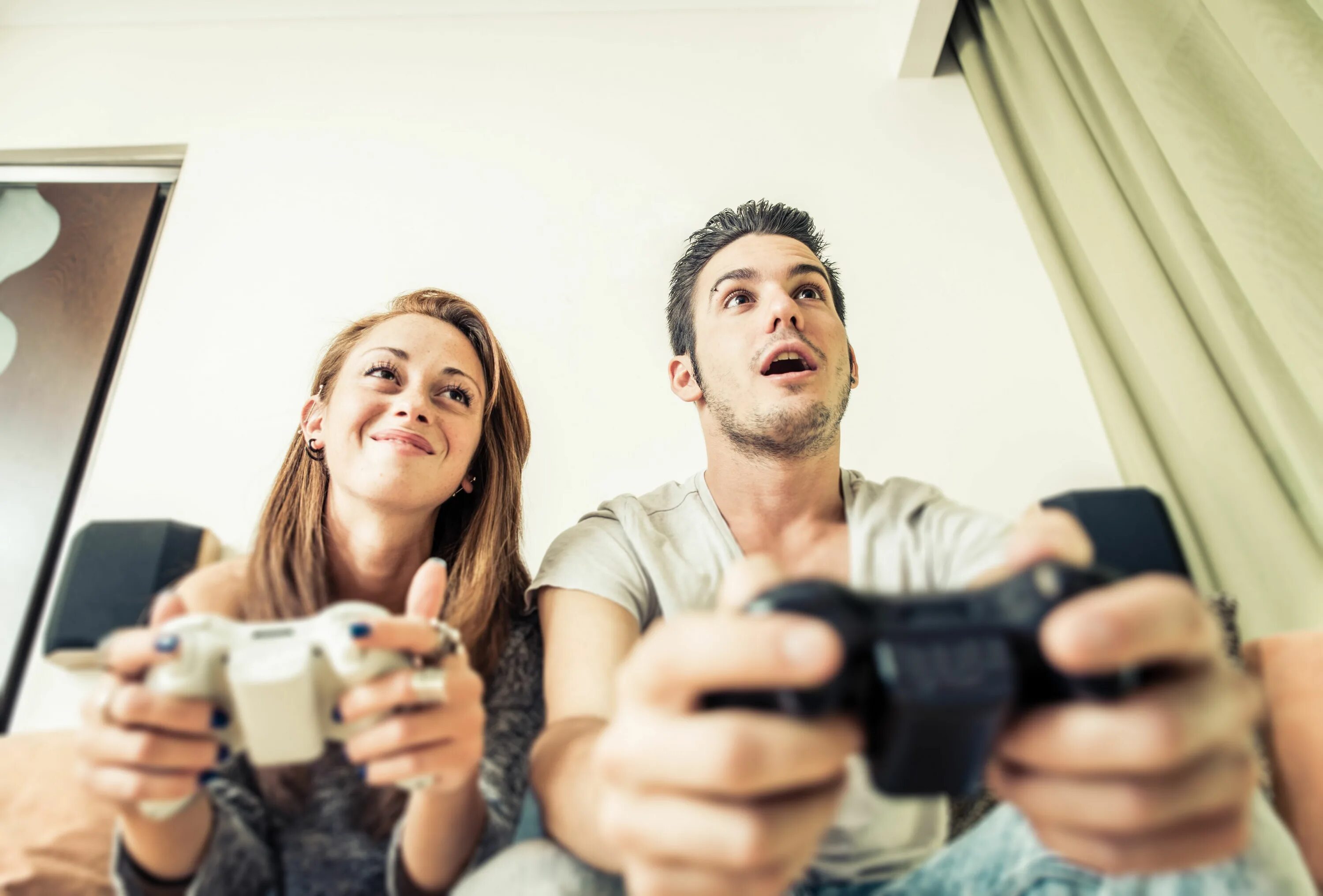 Будем делать играющие. Играет в приставку. люди играющие в видеоигры. человек играющий в компьютерные игры. играть в видеоигры.