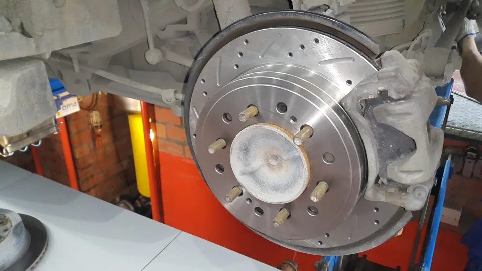 Шпилька ступицы прадо 120. Задние колодки ручника прадо 150. Как поменять колеса на тойота прадо 150. Задний тормозной диск прадо 120. Ленд крузер прадо 120 задние тормозные диски.