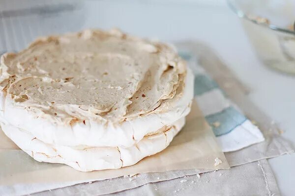 Торт "безе с орехами" (hazelnut meringue cake). Коржи меренги. Торт с безе. Торт с коржами из безе. Коржи меренги.