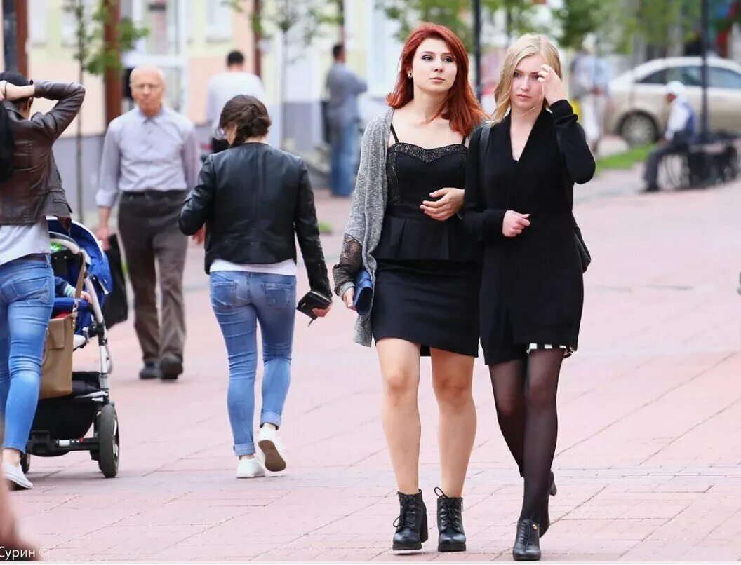 прохожая женщина. прохожие девушки. фотосессия на дороге. красивые женщины на улице. позы для фотографирования на улице.