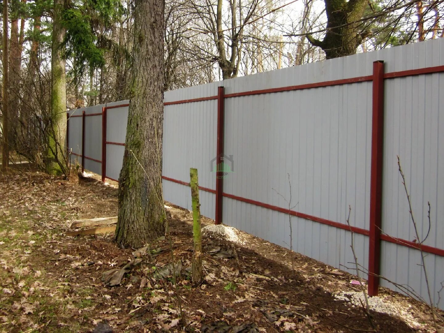 Сколько стоит сделать забор из профлиста работа. Забор из профнастила. Забор из профлиста с металлическими столбами. Профлист забор монтаж. Забор 10 метров.
