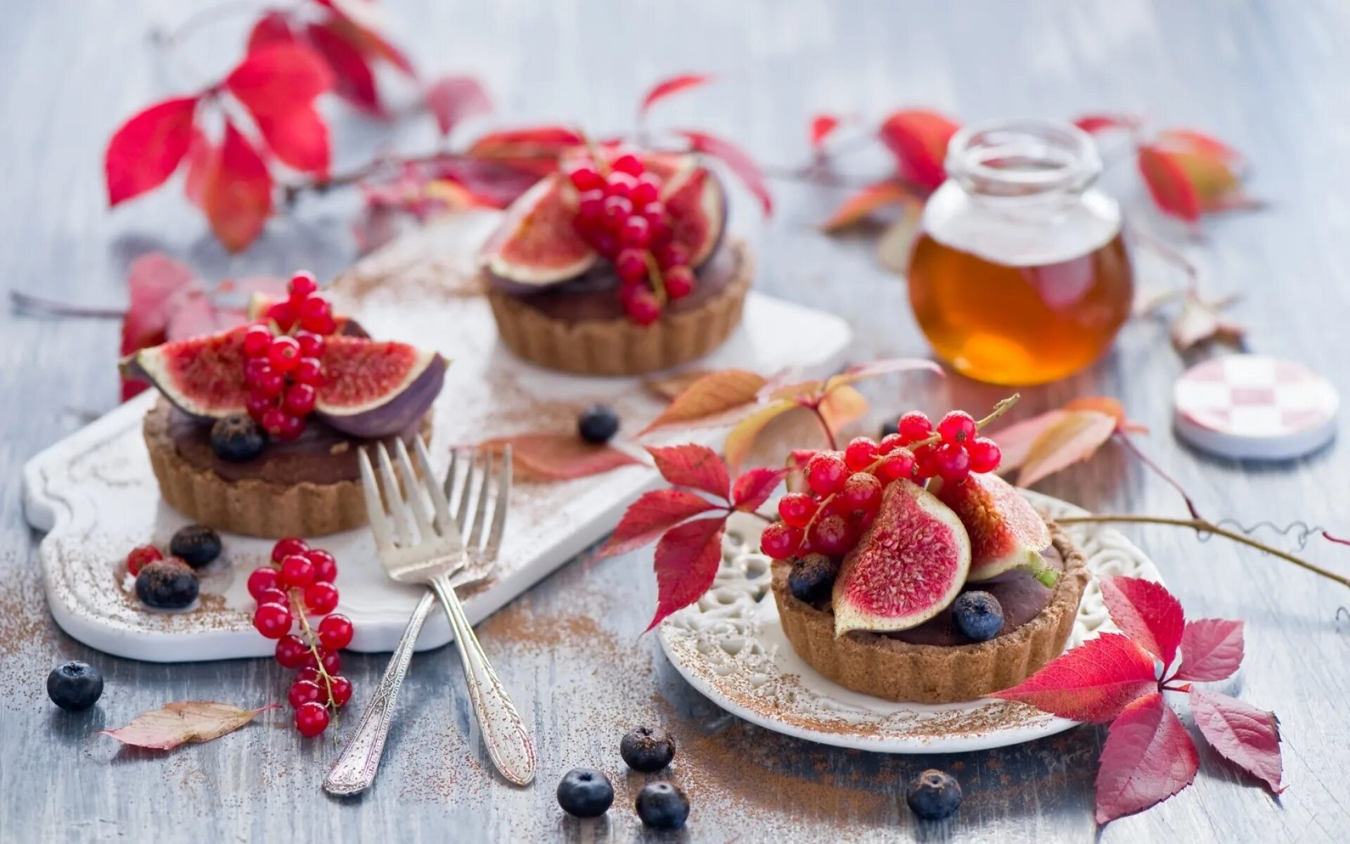 Весенние сладости. Осенние сладости. Десерт на столе. Изысканные Десерты. Десерт с ягодами.