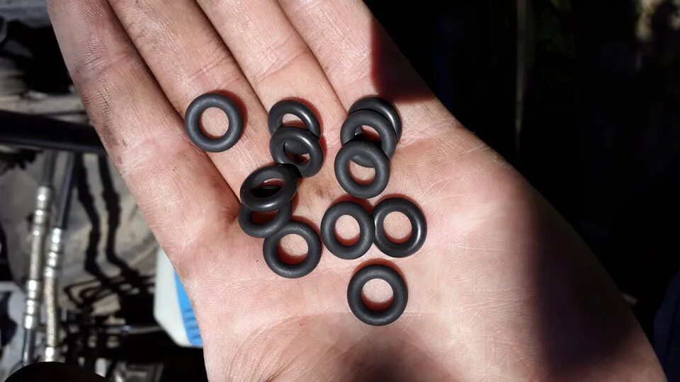 Скоба форсунки ваз 2115. Уплотнительные кольца на форсунки ваз 21214. Форсунки приора 16 клапанов. Форсунки ваз приора 16. Уплотнительное кольцо форсунки ford focus 2.