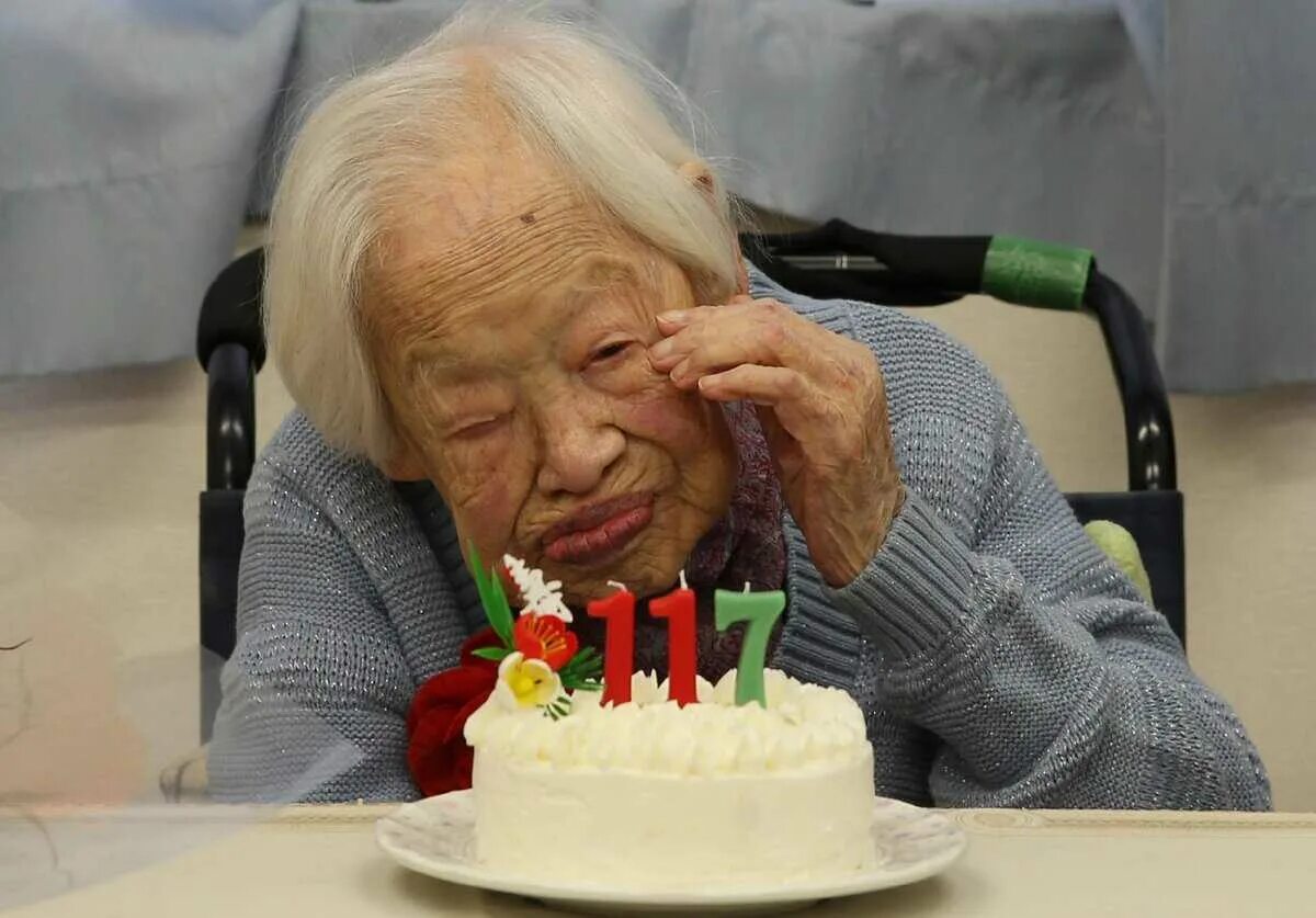 Пожилой человек с самой. Долгожитель Мисао Окава 117 лет.