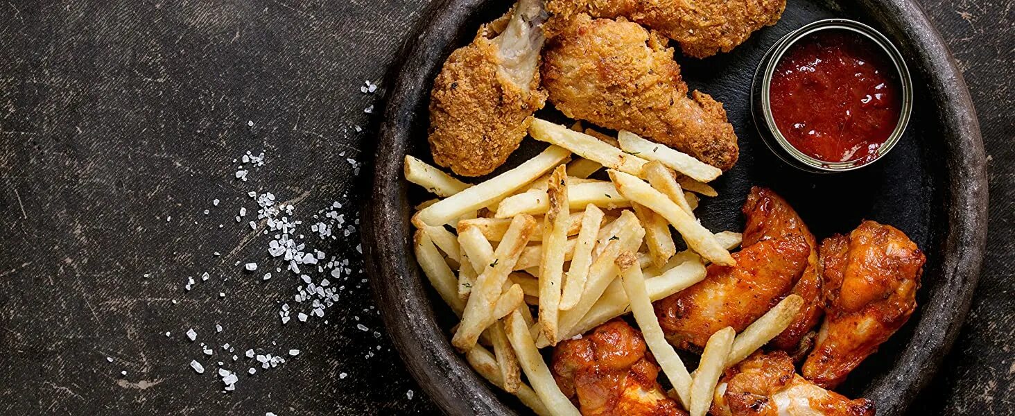 Поджаренные продукты. Жареное филе рыбы. Курица с ананасами на сковороде. Рыба на сковороде. Жареное без.