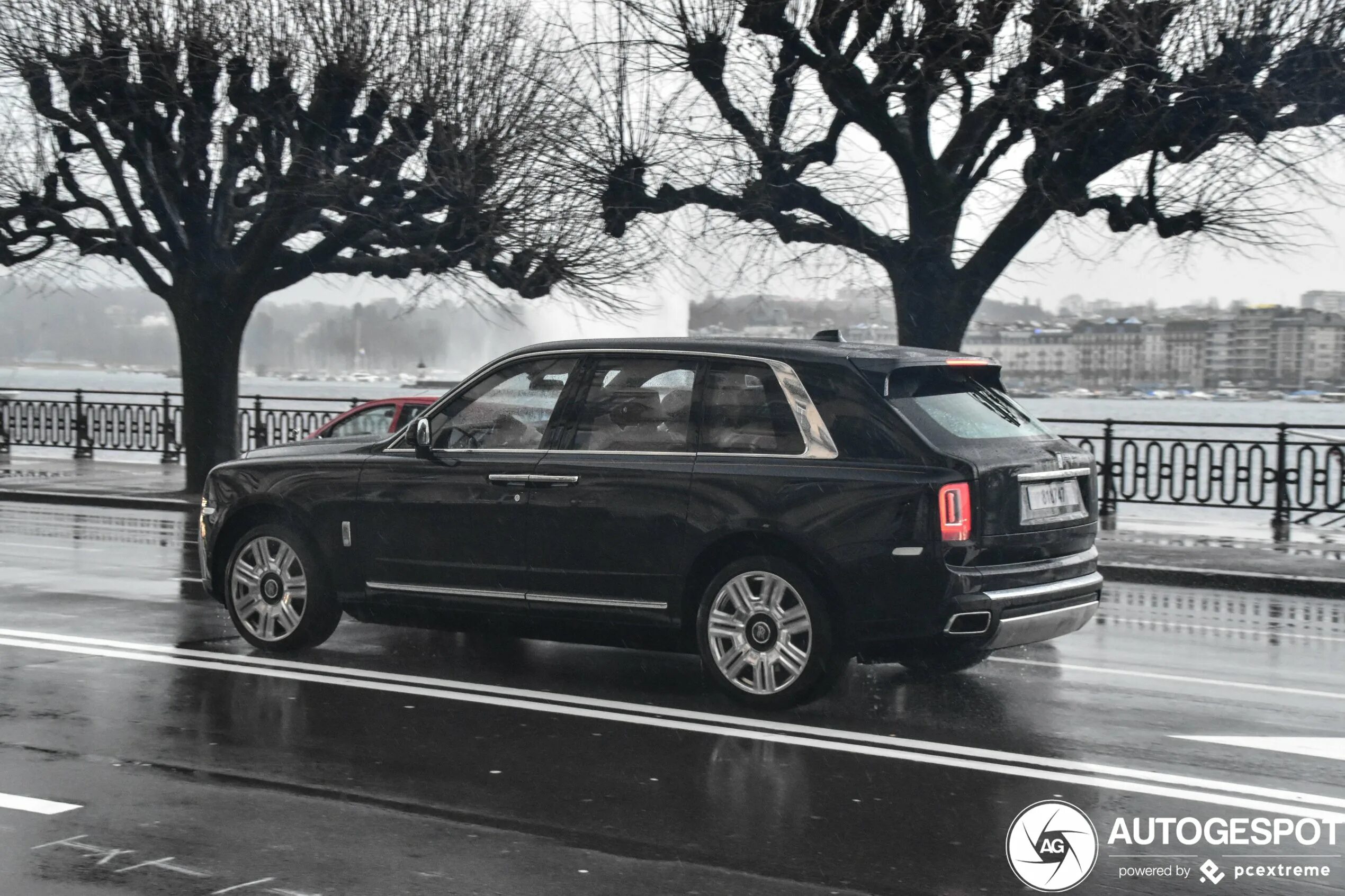 Роллс ройс калинов. Роллс Ройс Калинин. Роллс Ройс Калинин 2020. Rolls Royce Cullinan Москва. Rolls Royce Cullinan черный.