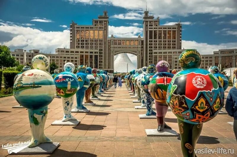 Астана куда можно сходить. Водно-зеленый бульвар Астана. Нурсултан водно зеленый бульвар. Нурсултан достопримечательности. Астана турист в Казахстане.