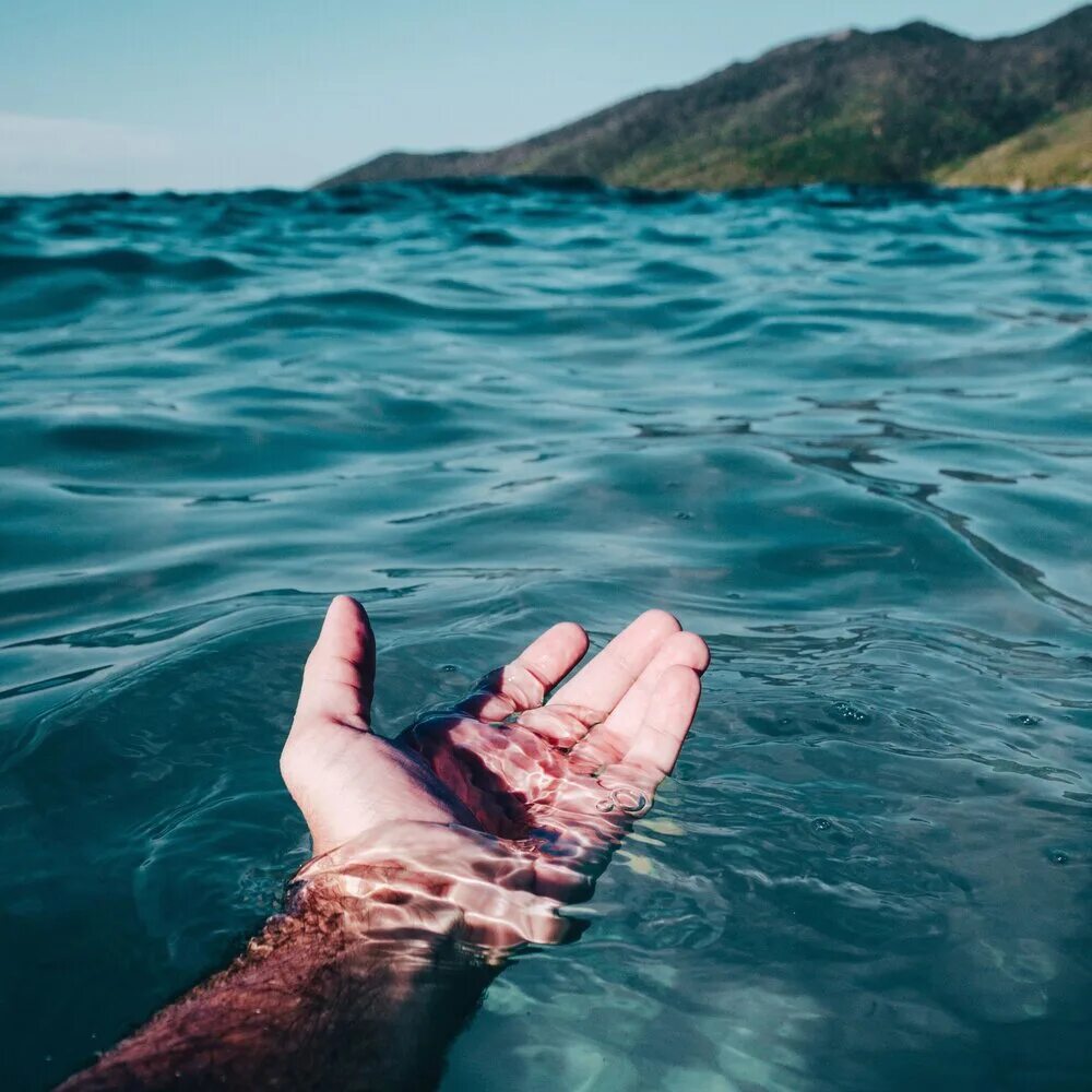 Рука в море. Цитаты про море. Рука из моря. Рука в океане.