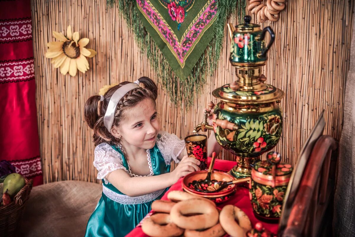 Девушка с самоваром. Традиционное русское чаепитие. Баранки на самоваре. Самовар для детей. Чаепитие в русском стиле.