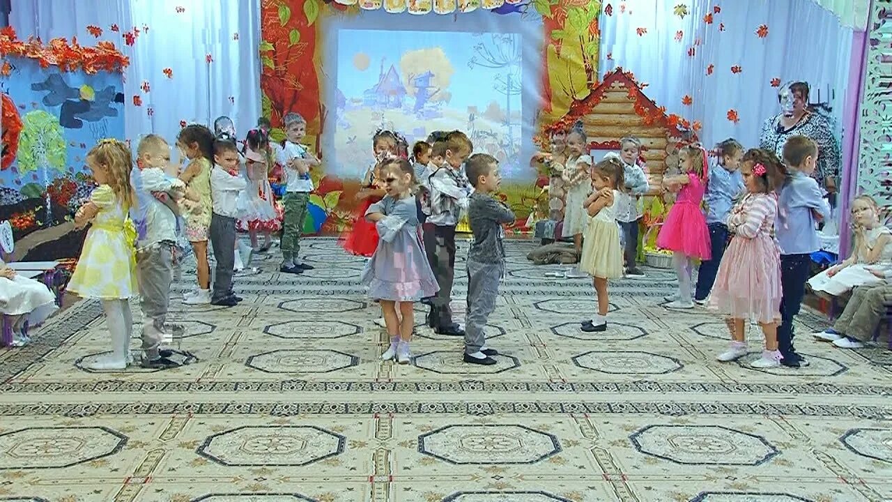 Детский садик танец. Дети танцуют в садике. Весенний танец в детском саду. Танцы в саду. Танец веснушки в детском саду старшая группа.