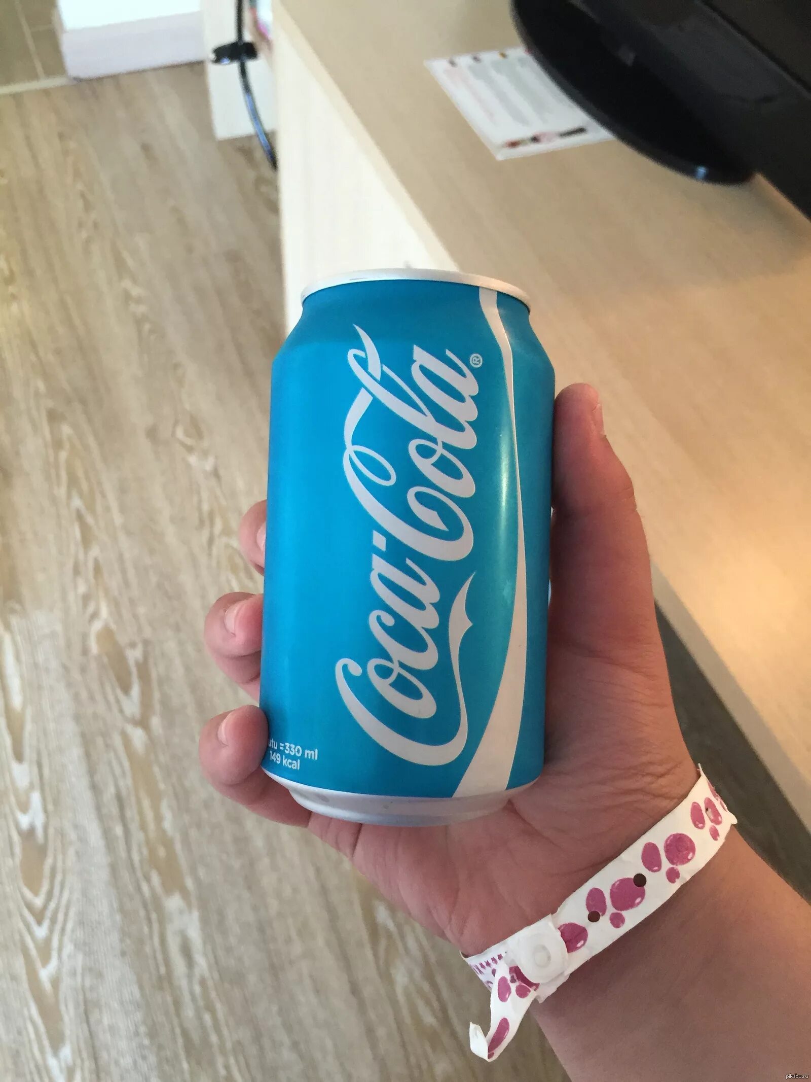 Кока кола с мятой. Синяя кока кола. Светящаяся газировка. Coca cola синяя. Кока кола синяя.