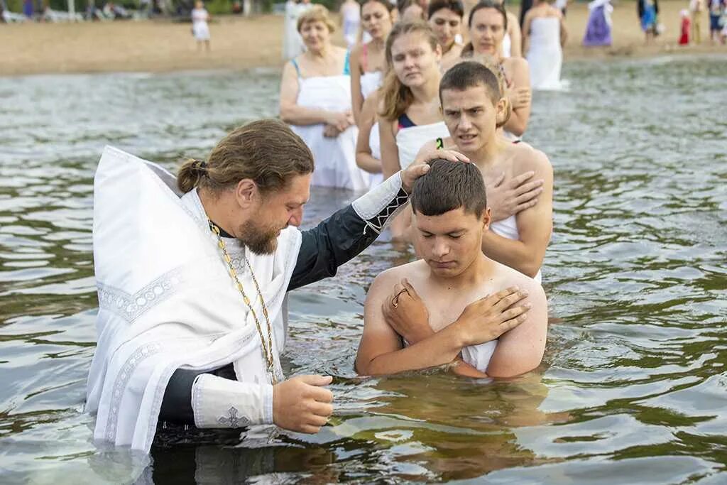 Россия 10 православные. Крещение в церкви. Крещение взрослого человека. Крещение взрослых в храме. Крещение взрослого ребенка.