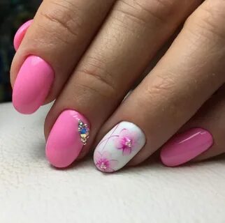 Яркий весенний маникюр на короткие ногти