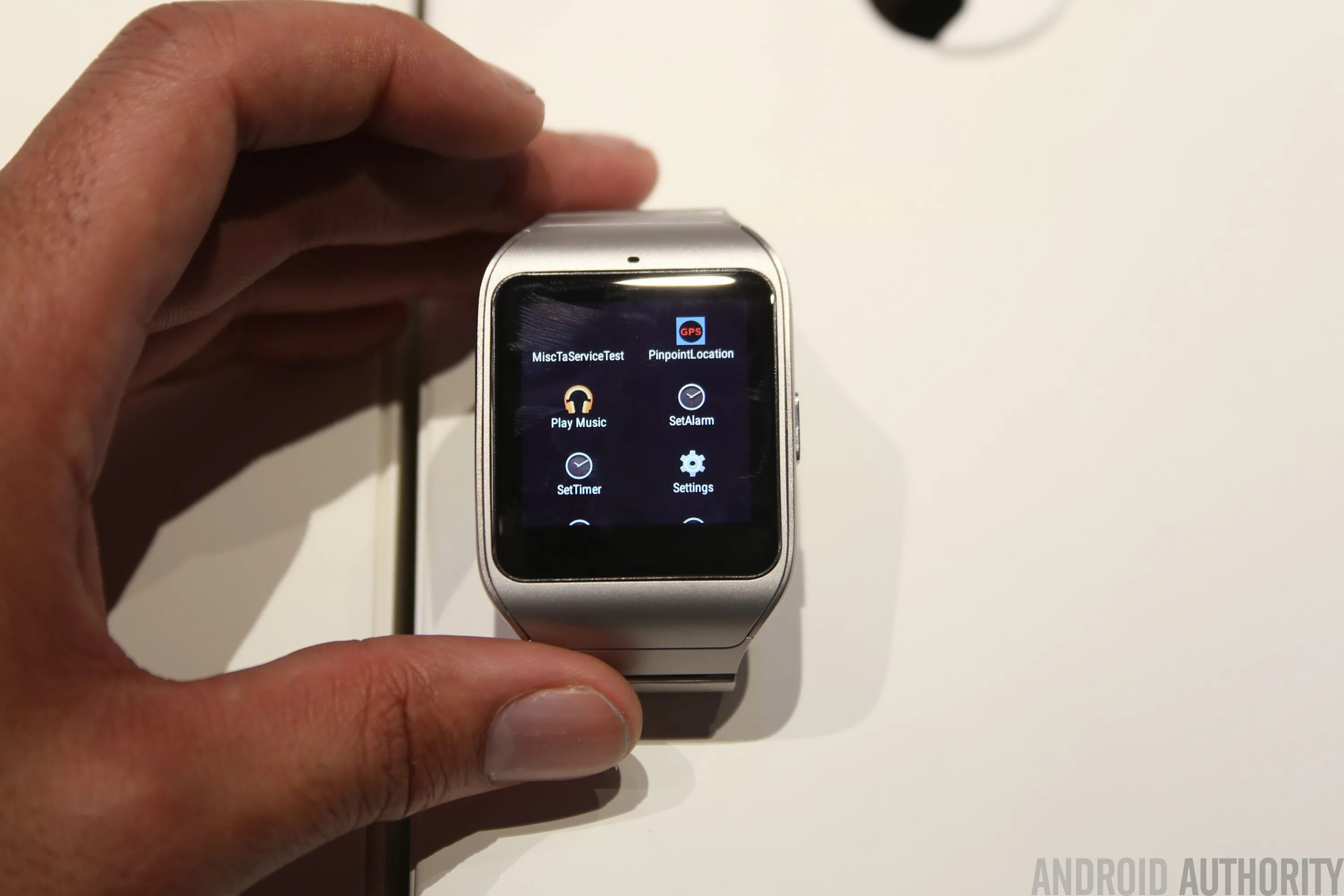 Smart watch 3 приложение. Адаптер для часов sony smartwatch 3. sony watch 3 как снять.