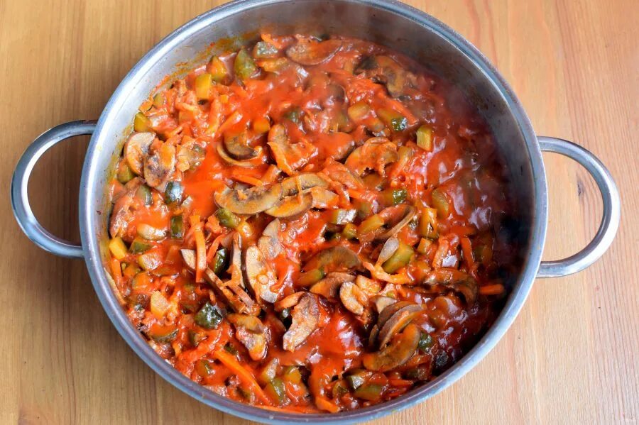 Солянка простая с колбасой и мясом. Солянка. солянка с почками. солянка томатная. солянка с колбасой.