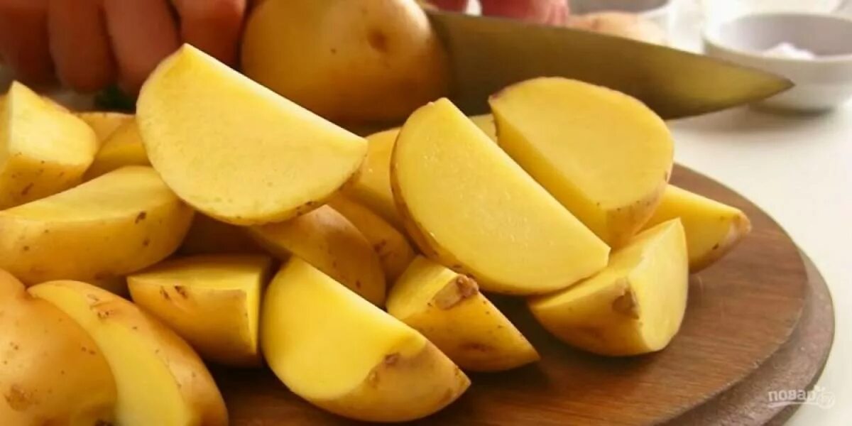 Картофель дольками с хрустящей корочкой. Картофель сырой ломтиками. резаный картофель. картофель с кожурой нарезанный. картофель порезанный на 4.