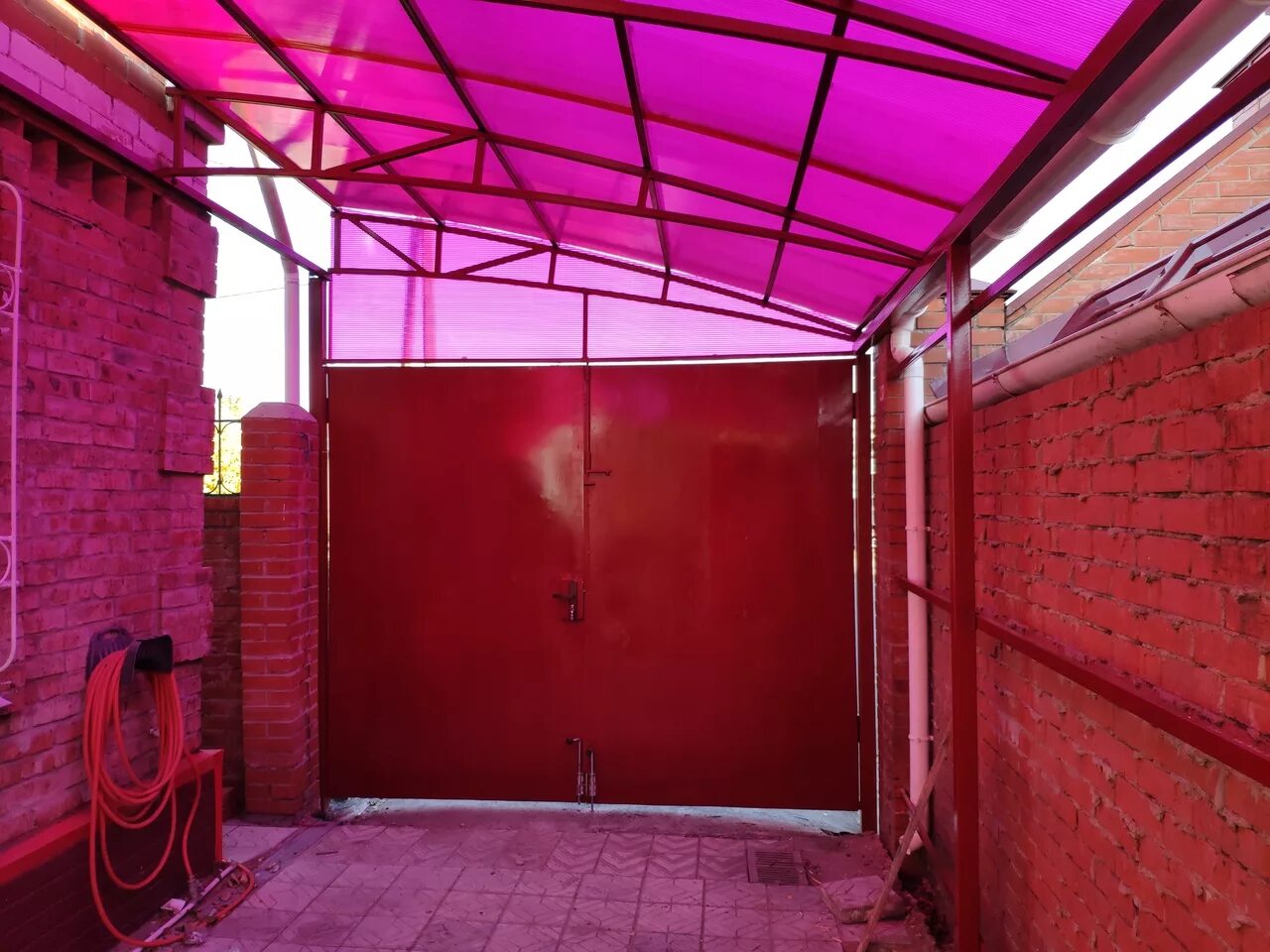 Навес перекрытие двора. Крытый двор. Навесы из поликарбоната во дворе. Плитка под навесом. Крытый двор.