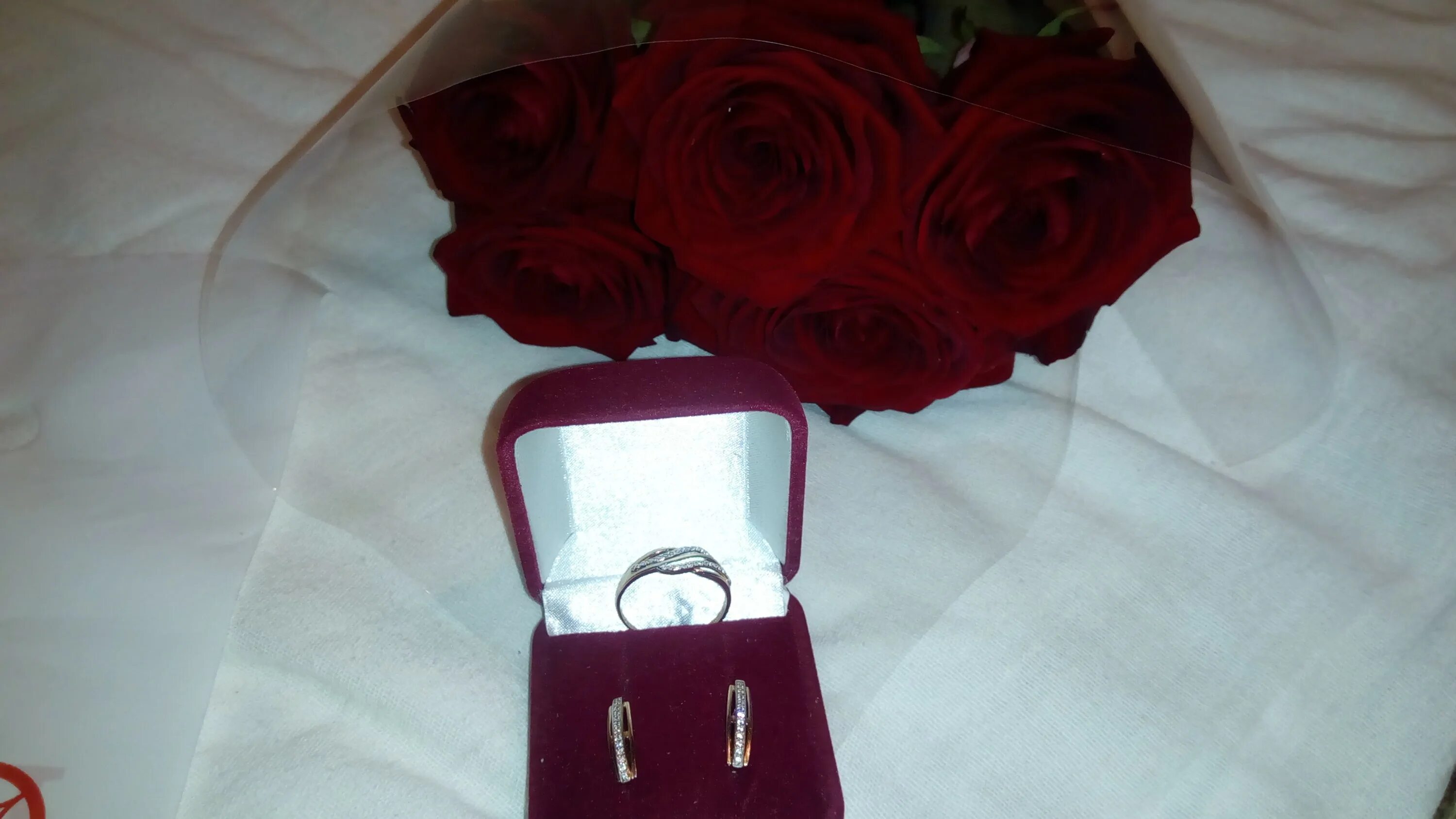 Подарок жене 8 марту. Подарок жене на 8. Подарок жене 8 марту. Мужчина дарит подарок женщине. Подарок жене 8 марту.