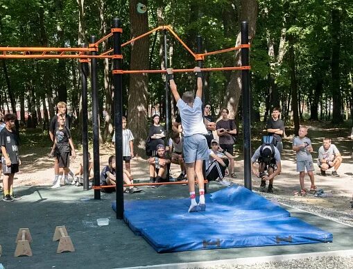 Парк возле олимпийского. Олимпийский парк Пенза. Воркаут площадка. Спортивный парк. Спортивная площадка в парке олимпийской деревни.