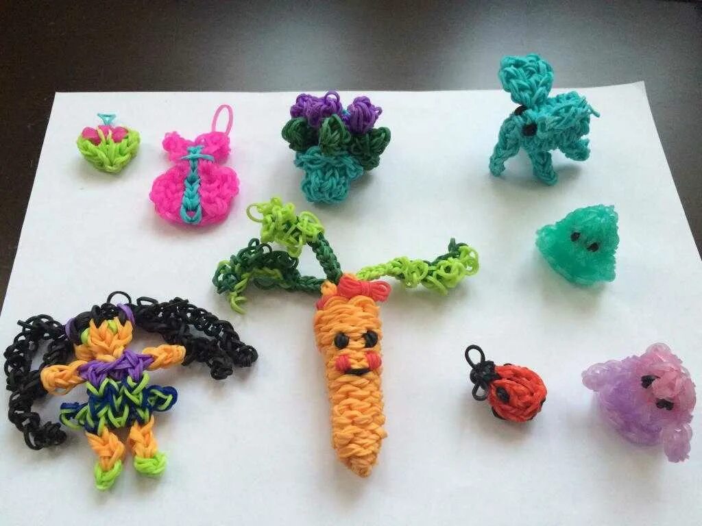 Плетения фигурок. Игрушки из резинок. Маленькие игрушки из резинок. Игрушки из резинок для плетения. Плетение из резиночек фигурки.