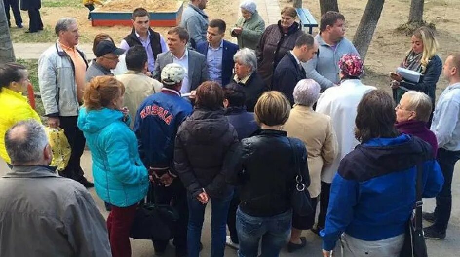 Встреча депутатов с кандидатами. Встреча с избирателями. встреча с жителями. встреча депутата с избирателями. встреча с избирателями на улице.
