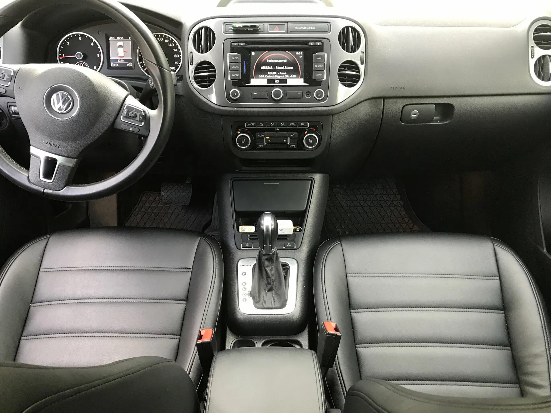 Купить салон тигуан. Volkswagen Tiguan 2008 салон. Volkswagen Tiguan 2012 салон. Volkswagen Tiguan 2012 Interior. Фольксваген Тигуан 2008 салон.