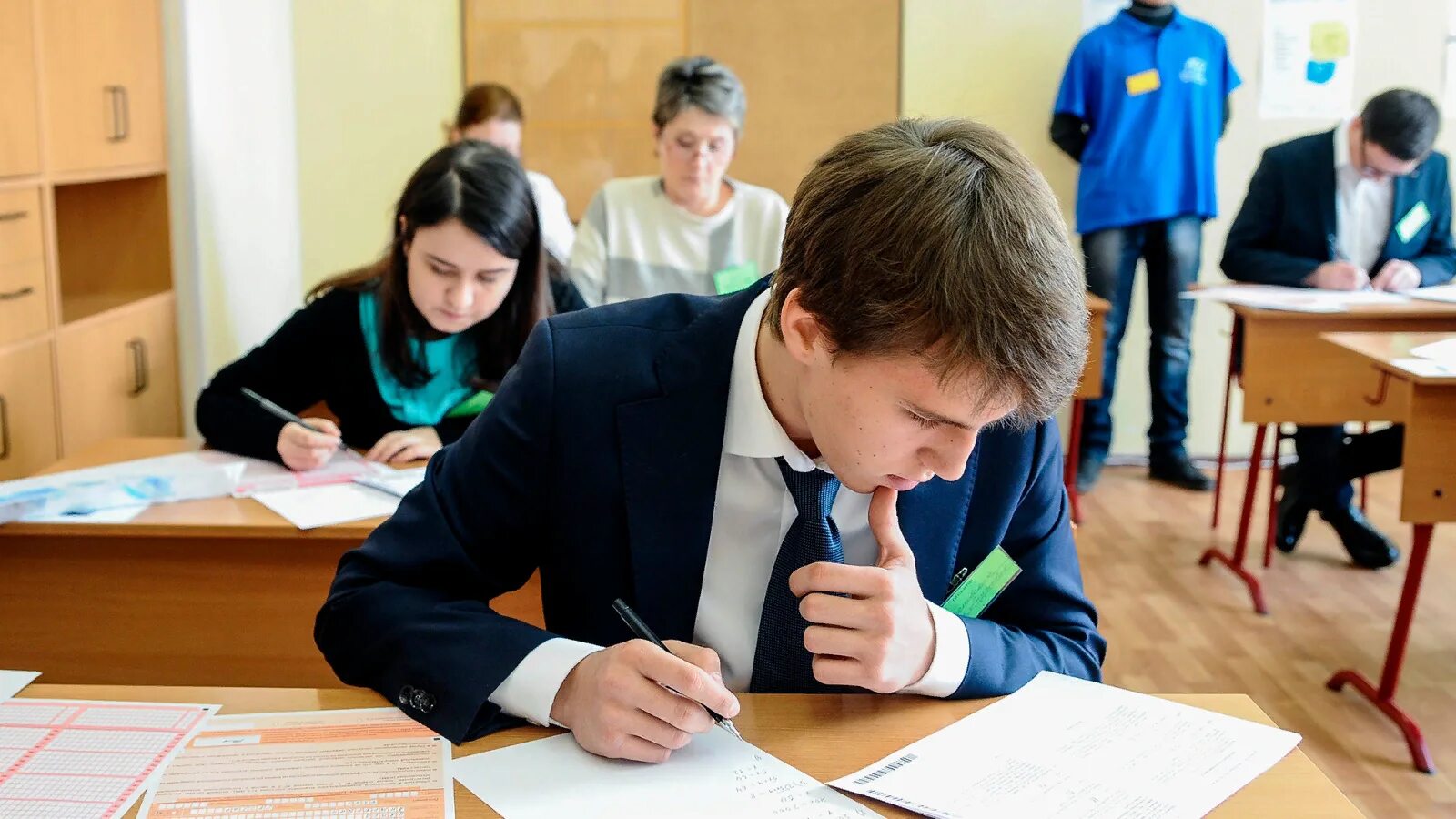 ЕГЭ. Экзамены в школе. Ученики на ЕГЭ. Школьники на ЕГЭ. Можно ли сдать экзамен в вузе